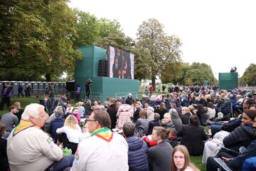 Miles de personas siguen el funeral de Isabel II por las pantallas que se han colocado por toda la ciudad. 