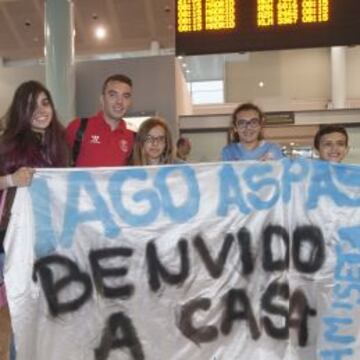 GRAN RECIBIMIENTO. Varios aficionados del Celta le dieron la bienvenida a Iago Aspas en su llegada ayer al aeropuerto de Vigo.