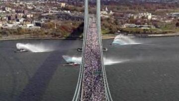 <b>MULTITUD. </b>Miles de atletas corren sobre el puente Verrazano.