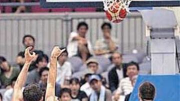 <b>LA CANASTA GANADORA. </b>Arslan logra el punto de la victoria.