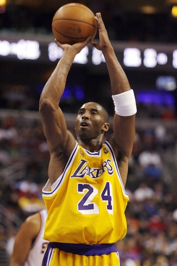2007. Camiseta con el dorsal 24 que rinde homenaje al equipo de los Lakers del Showtime en los a?os 80.