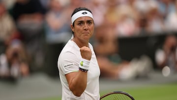 Wimbledon (United Kingdom), 13/07/2023.- Ons Jabeur of Tunisia reacts during her Women's Singles semi-final match against Aryna Sabalenka of Belarus at the Wimbledon Championships, Wimbledon, Britain, 13 July 2023. (Tenis, Bielorrusia, T¨²nez, Reino Unido, T¨²nez) EFE/EPA/NEIL HALL EDITORIAL USE ONLY