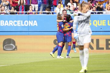 Las jugadoras del Barcelona celebran el 2-1 de Mariona al Atl¨¦tico de Madrid.