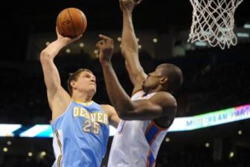 Timofey Mozgov lanza ante Serge Ibaka.