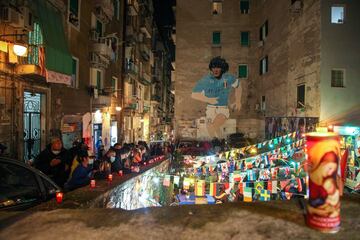 Los aficionados homenajean a Maradona en las calles de Nápoles.