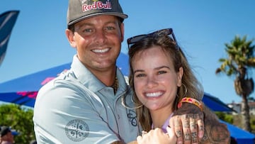 Ryan Sheckler, con gorra Red Bull, polo azul celeste y una sonrisa, abrazando a su esposa Abigail Sheckler, también con una sonrisa y gafas de sol puestas en el pelo.