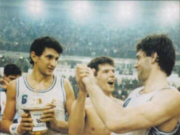 Drazen Petrovic, en la imagen junto a Romay y Fernando Martín, anotó 62 puntos ante el Caserta en la final de la Recopa en 1989.