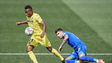 VILLAREAL, SPAIN - MAY 02: Samuel Chukwueze of Villarreal CF (L) being followed by Mathias Oliveira of Getafe CF (R) during the La Liga Santander match between Villarreal CF and Getafe CF at Estadio de la Ceramica on May 02, 2021 in Villareal, Spain. Spor
