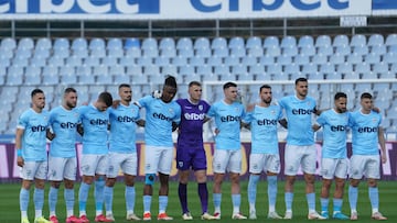 Plantilla del Arda Kardzhali durante el minuto de silencio por Petko Ganchev