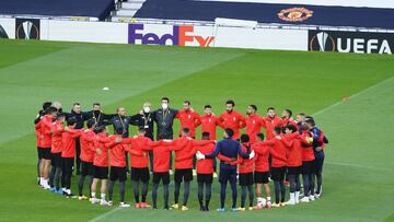 Los jugadores del Granada, haciendo pi&ntilde;a sobre el c&eacute;sped de Old Trafford.