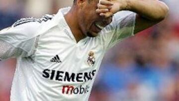 <B>VUELVE A SONREÍR.</B> Ronaldo marcó los dos goles que dieron la victoria al Real Madrid en el campo del Levante.