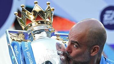 Guardiola con el trofeo de la Premier League.