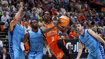 VALENCIA, 20/10/2024.- El jugador del Valencia Basket Brancou Badio (2d) entra a canasta ante la defensa del Andorra, durante un partido de baloncesto correspondiente a la J4 de la Liga Endesa disputado, hoy domingo en el pabellón de la Fuente de San Luis, entre Valencia Basket y Morabanc Andorra. EFE/ Miguel Ángel Polo