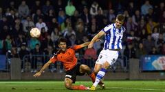 CAZALEGAS, SPAIN - NOVEMBER 13: Alvaro Gil of CD Cazalegas battles for the ball with Alexander Sorloth of Real Sociedad during the Copa del Rey first round match between CD Cazalegas and Real Sociedad on November 13, 2022 in Cazalegas, Spain. (Photo by Quality Sport Images/Getty Images)