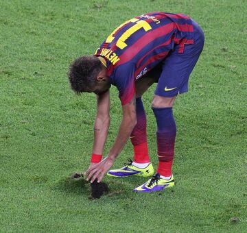 26 de octubre de 2013.
Durante el clásico contra el Real Madrid el jugador brasileño tapó una calva en el terreno de juego.