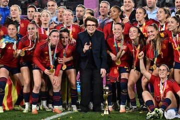 La mítica tenista Billie Jean King posa con la selección española.