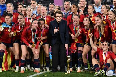 La mítica tenista Billie Jean King posa con la selección española.