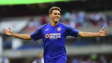 Santiago Giménez renueva con Cruz Azul por tres años