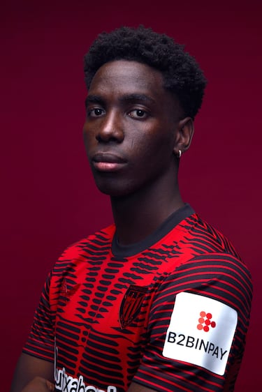 La vestimenta se completa con pantalón y medias negras, reforzando la potencia visual de la equipación.