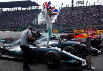 El piloto inglés de Mercedes alcanzó su cuarto Mundial de Fórmula 1 dos carreras antes de terminar el campeonato. Fue en el Gran Premio de México donde se convirtió en tetracampeón. Su rival directo durante la competición fue Vettel, que tuvo que abandonar en dos carreras (Singapur y Japón) de la recta final, facilitando así el nuevo título de Lewis Hamilton. 