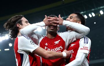 Riccardo Calafiori, Gabriel Magalhães y William Saliba, jugadores del Arsenal, celebran el gol anotado por el brasileño ante el Sporting CP.