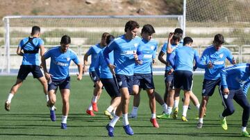 Los jugadores del Málaga entrenan en la Ciudad Deportiva.