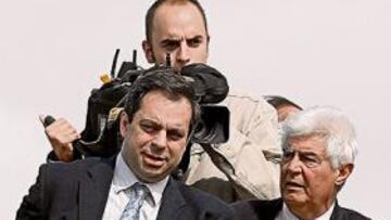 <b>LO TIENEN TODO CLARO. </b>Esta imagen de Francisco Sánchez y Pedro Muñoz en Brenes demuestra que Betis Sport está puesto al día en todo lo concerniente al club bético.