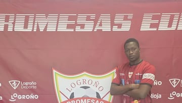Pape Cheikh posa junto al escudo del Promesas EDF vestido con la camiseta del equipo riojano.