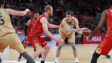 ZARAGOZA, 04/03/2023.- El pívot islandés del Casademont Zaragoza Tryggvi Hlinason (i) pelea una posesión con el pívot checo del FC Barcelona Jan Vesely (2d) durante un encuentro correspondiente de Liga Endesa disputado este sábado entre el Casademont Zaragoza y el FC Barcelona en Zaragoza. EFE/ Javier Cebollada