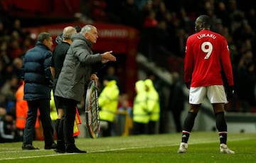 Jose Mourinho gives striker Romelu Lukaku some hand-gesture-supported instructions.