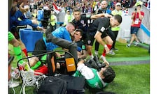 El festejo croata: ¡se llevaron un fotógrafo por delante!
