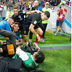 El festejo croata: ¡se llevaron un fotógrafo por delante!