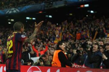 2-1. Dani Alves celebra el segundo gol.