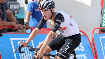 El ciclista español Juan Ayuso llega a meta durante una etapa de la Vuelta a España 2023.