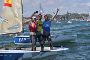 Joan Cardona, bronce, junto con el ganador, el británico Giles Scott, y el segundo clasificado, el húngaro Zsombor Berecz.