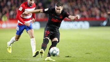 Herrera protege un bal&oacute;n ante la presi&oacute;n granadina.