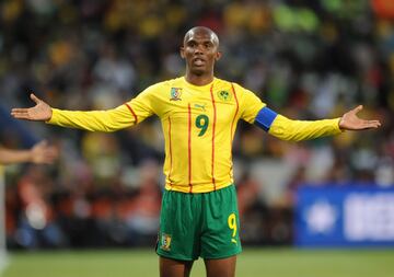 Samuel Etoo llegaba como una de las grandes estrellas africanas a este Mundial: había ganado el triplete con el Barcelona en 2009 y en 2010 con el Inter de Milán. El seleccionador camerunés, el francés Paul Le Guen, decidió alinearle como José Mourinho en la semifinal ante el Barcelona: escorado a la banda derecha. Pero ahí Samuel se perdió: encajonado a la derecha apenas pisó área.