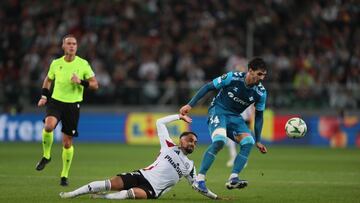 Johnny Cardoso, ante el Legia.