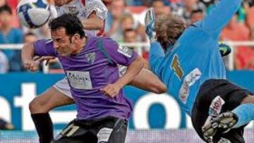 <b>IMPOTENTE. </b>Navas no pudo superar en todo el partido a Calleja, que se mostró muy firme en el marcaje al canterano.