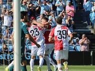 VIGO, 22/03/2026.-Los jugadores del Celta de Vigo celebran el gol contra el Alavés del Jugador Hugo Álvarez (c), durante el partido de la jornada 29 de LaLiga EA Sports que disputan en el Estadio Abanca Balaídos de Vigo, Galicia, este domingo. EFE/ Salvador Sas