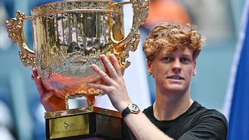 Jannik Sinner, con el trofeo de campeón en Pekín.