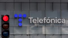 Un semáforo en rojo frente a la fachada de la sede de Telefónica, a 6 de marzo de 2023, en Madrid (España). Telefónica es la cuarta compañía de telecomunicaciones más importante de Europa y la decimotercera a nivel mundial.?? Telefónica ha registrado un beneficio neto de 2.011 millones de euros en 2022, un año en el que ha crecido en ingresos en todos los mercados en los que opera. La compañía ha facturado 39.993 millones de euros en 2022, un 1,8% más que en el mismo periodo del año anterior en términos reportados, tras incrementar más de un 5% sus ingresos en el último trimestre.
06 MARZO 2023;MADRID;TELEFONICA;SEDE;TELECOMUNICACIONES
Eduardo Parra / Europa Press
06/03/2023