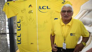 El ciclista franc&eacute;s Raymod Poulidor posa junto a un maillot amarillo del Tour de Francia.