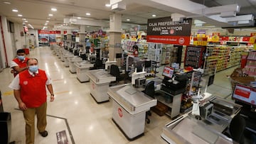 Valparaiso, 27 marzo 2021
Funcionarios de la Seremia de Salud junto a Carabineros y personal de la Armada fiscalizan que los supermercados cumplan con la normativa sanitaria durante la cuarentena decretada por la pandemia de la covid.
Raul Zamora/ Aton Chile