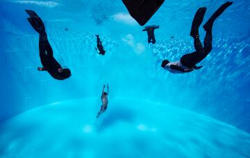 Espectacular fotografía subacuática en la que se observa al ucranio Oleksiy Prygorov en el momento en el que
finaliza su ejercicio en el high diving masculino de 27 metros en los Mundiales de natación que se disputaron en
Doha (Qatar), observado de cerca por el equipo de personas preparado para asistencia en caso de emergencia.
