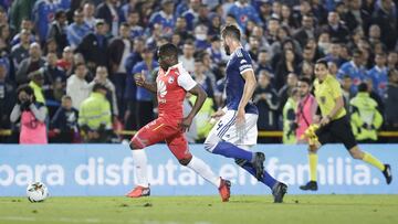 Carmelo Valencia ante la marca de Matías de Los Santos en el partido entre Santa Fe y Millonarios por el Torneo Fox Sports