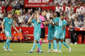 El VAR y el árbitro Cuadra Fernández anulan un gol a Vinicius Junior. En la imagen, los jugadores del Real Madrid protestan al colegiado del encuentro.