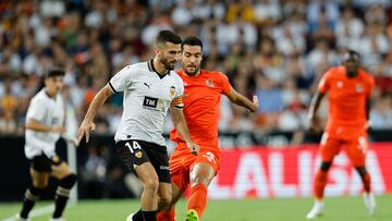 VALENCIA, 27/09/2023.- El defensa del Valencia José Luis Gayá (i) protege el balón ante la presión de Mikel Merino (d), centrocampista de la Real Sociedad, durante el encuentro de la jornada 7 de LaLiga EA Sports entre Valencia CF y Real Sociedad, este miércoles en el estadio de Mestalla en Valencia. EFE/ Biel Aliño
