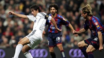 Real Madrid&acute;s Raul (L) vies for the ball with Levante&acute;s Dehu (R) during their Spanish league football match, 04 February 2007, at the Santiago Bernabeu stadium in Madrid. AFP PHOTO/ BRU GARCIA