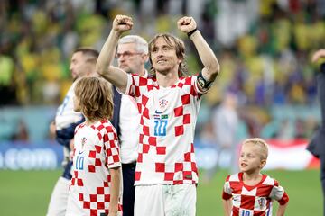 Modric festeja con su familia tras eliminar a Brasil en el Mundial de Qatar.